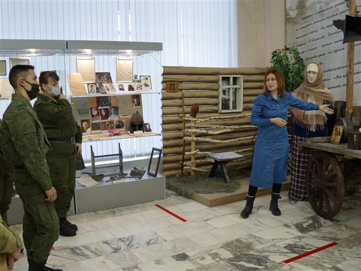Военнослужащие северского соединения Росгвардии посетили выставку посвящённую Великой Отечественной войне