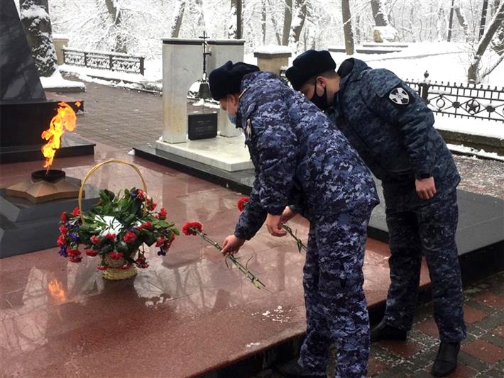 Сотрудники Росгвардии почтили память советских воинов, погибших при освобождении Кавказских Минеральных Вод