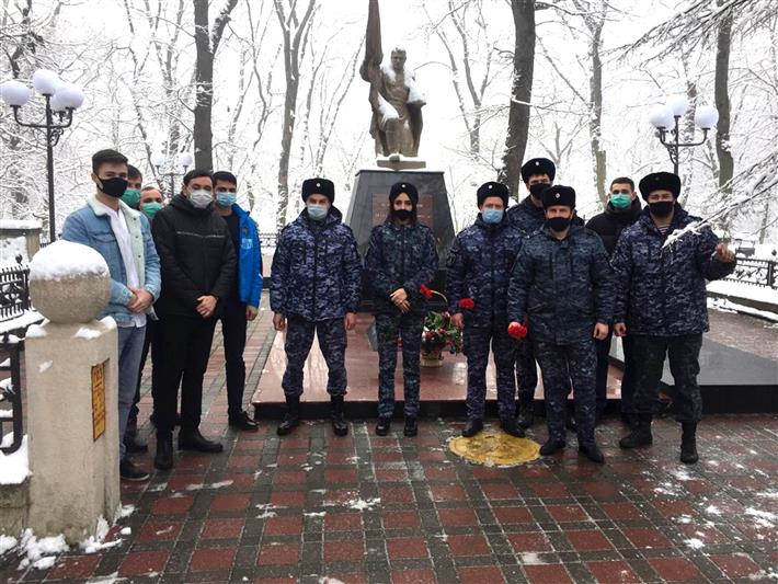Сотрудники Росгвардии почтили память советских воинов, погибших при освобождении Кавказских Минеральных Вод
