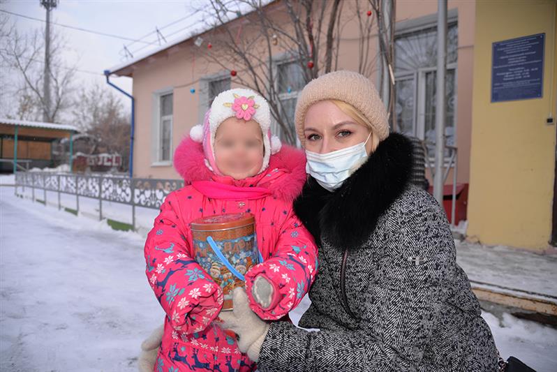 В Екатеринбурге сотрудники Росгвардии вручили подарки воспитанникам центров социальной помощи семье и детям
