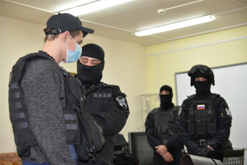 В Югре представители Росгвардии рассказали воспитанникам подшефного детского дома о блокаде Ленинграда
