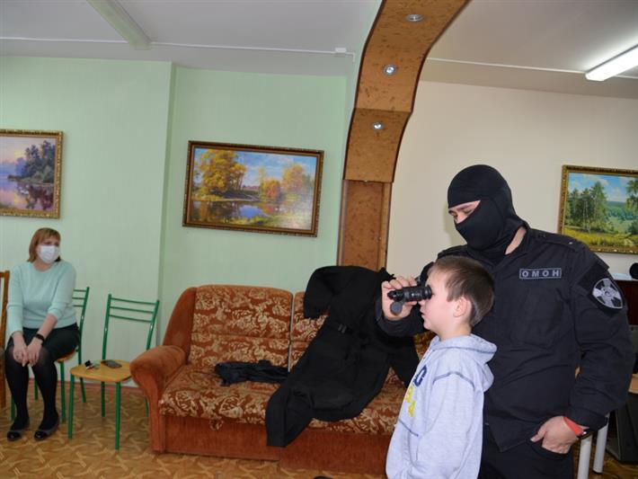 В Югре представители Росгвардии рассказали воспитанникам подшефного детского дома о блокаде Ленинграда