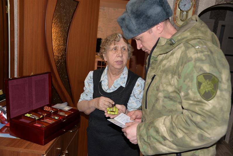 В Югре офицеры Росгвардии встретились с председателем местного cовета ветеранов блокадного Ленинграда