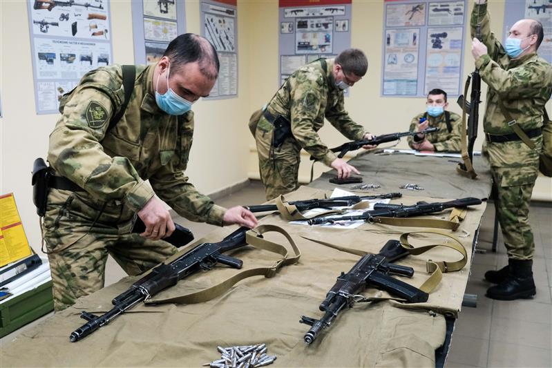 Военнослужащие и сотрудники управления Уральского округа Росгвардии решили огневые задачи  и провели стрельбы (видео)