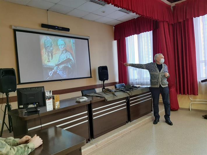 Военнослужащие Росгвардии познакомились с творчеством новосибирского художника-фронтовика 