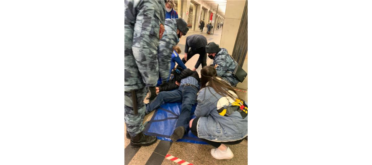 Столичные росгвардейцы оказали помощь человеку, которому стало плохо на платформе станции метрополитена