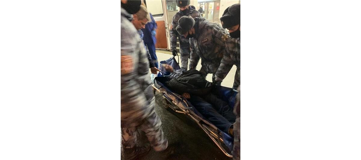 Столичные росгвардейцы оказали помощь человеку, которому стало плохо на платформе станции метрополитена