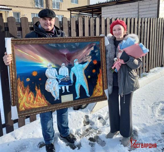 В Екатеринбурге сотрудник Росгвардии, победивший коронавирусную инфекцию, присоединился ко всероссийской акции «Спасибо, доктор»