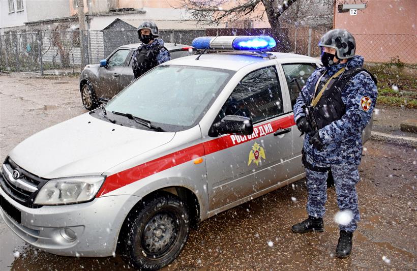 В Симферополе росгвардейцы задержали мужчин, который пытались расплатиться за товары купюрами с признаками подделки