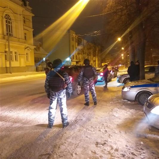 В Екатеринбурге в период новогодних праздников сотрудники ОМОН Росгвардии оказывают содействие ГИБДД в проведении профилактических мероприятий