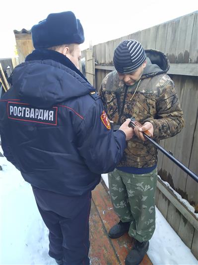 Омичи продолжают добровольно сдавать в подразделения Росгвардии оружие и боеприпасы на возмездной основе