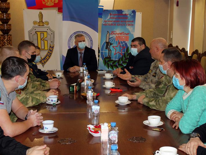 В Горно-Алтайске состоялась встреча школьников с курсантами Новосибирского военного института и молодыми офицерами Росгвардии 