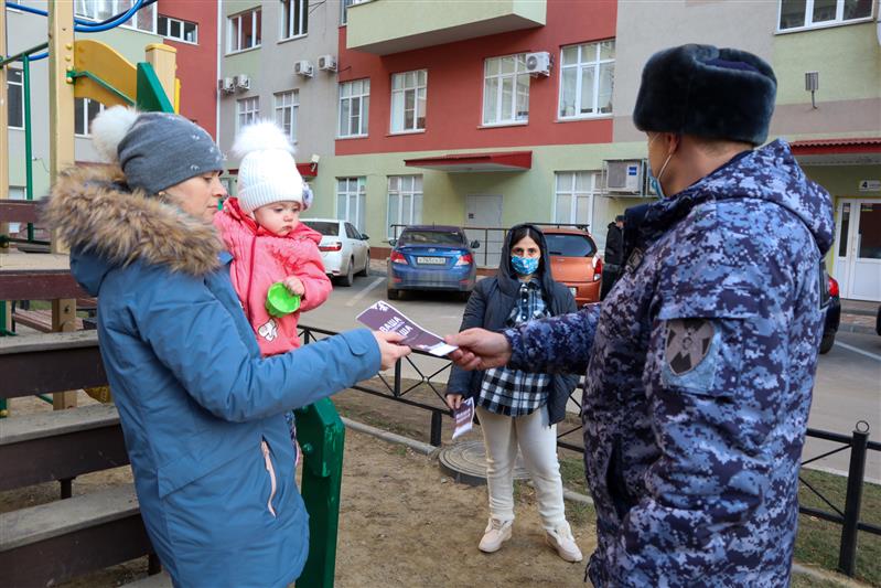 В Ставрополе сотрудники вневедомственной охраны Росгвардии присоединились к акции «Безопасный Новый год»