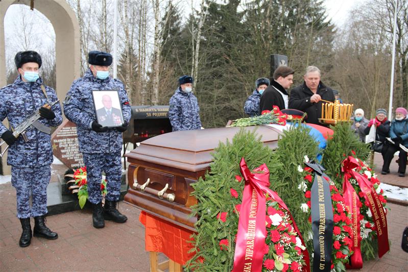 В Ленинградской области росгвардейцы проводили в последний путь ветерана вневедомственной охраны