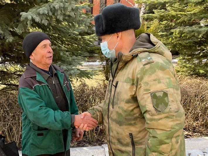 В Ставрополе военнослужащие Росгвардии навестили жителя блокадного Ленинграда