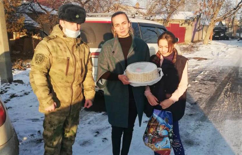 В Северной Осетии росгвардейцы поздравили детей погибших сослуживцев с новогодними праздниками 