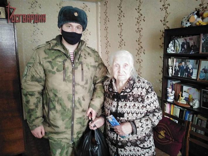 В Ангарске военнослужащие Росгвардии поздравили с Новым Годом участников Великой Отечественной войны, ветеранов войск правопорядка