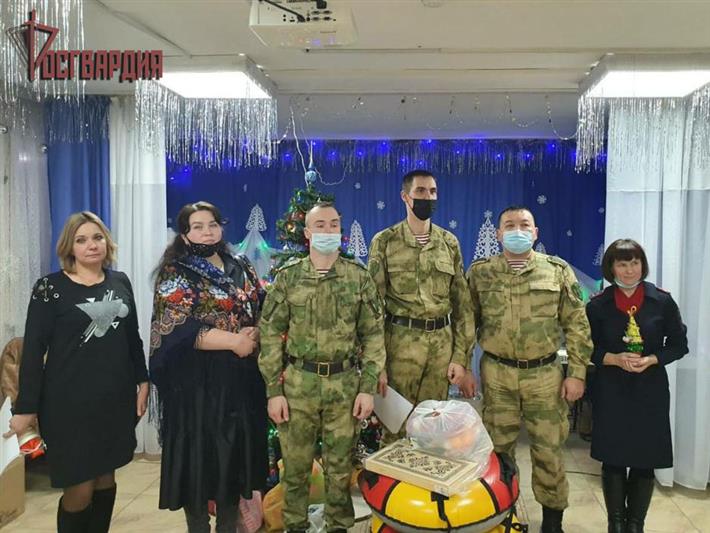 В Рождество Христово военнослужащие Росгвардии из Иркутской области подарили подарки детям из социально-реабилитационного центра для несовершеннолетних