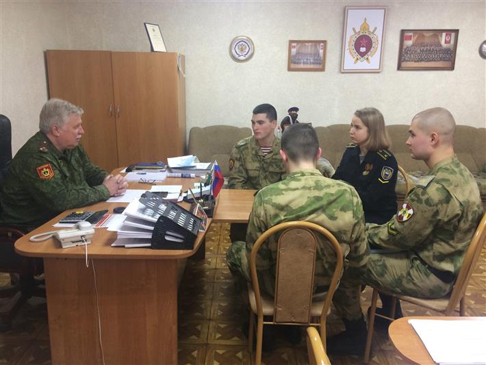 В Барнауле курсанты Новосибирского военного института встретились с кадетами профильного класса Росгвардии