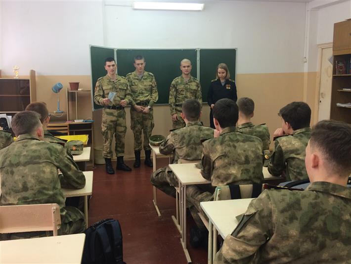 В Барнауле курсанты Новосибирского военного института встретились с кадетами профильного класса Росгвардии