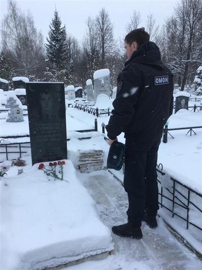 В Йошкар-Оле бойцы спецподразделения ОМОН почтили память боевого товарища
