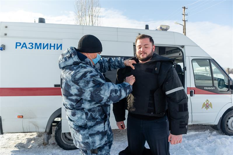 Журналисты регионального телеканала «Кубань 24» попробовали себя в роли взрывотехников ОМОН 