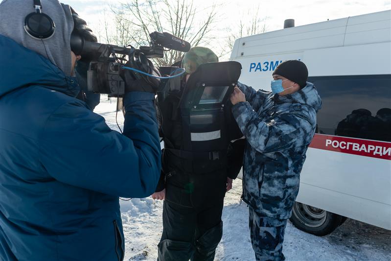 Журналисты регионального телеканала «Кубань 24» попробовали себя в роли взрывотехников ОМОН 