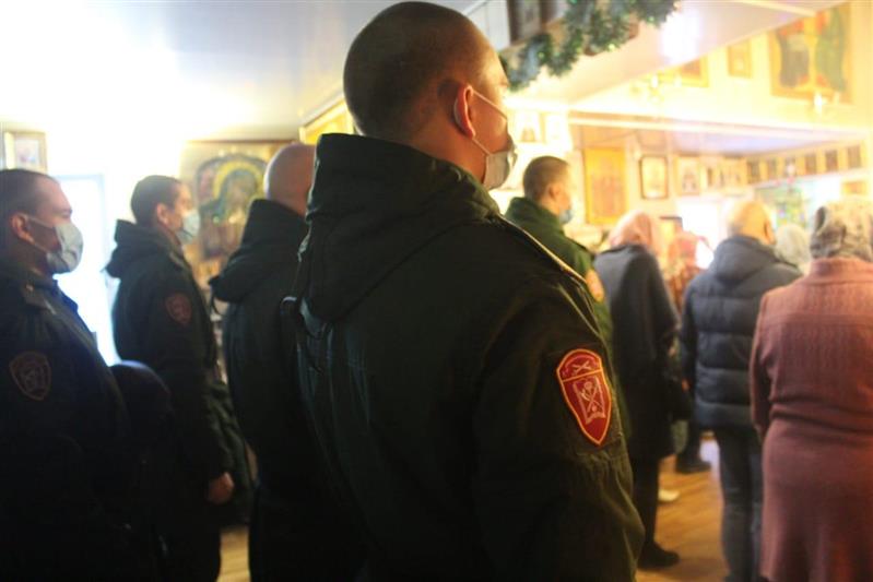 Военнослужащие Центра подготовки личного состава Северо-Западного округа войск национальной гвардии РФ в православный праздник Рождества Христова приняли участие в молебне