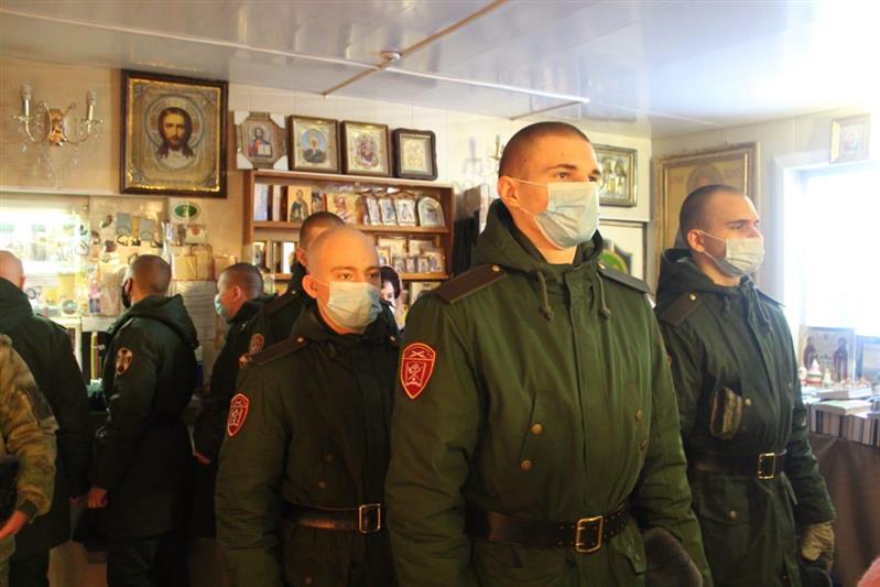 Военнослужащие Центра подготовки личного состава Северо-Западного округа войск национальной гвардии РФ в православный праздник Рождества Христова приняли участие в молебне