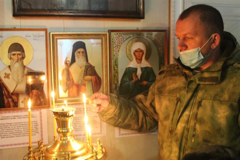 Военнослужащие Центра подготовки личного состава Северо-Западного округа войск национальной гвардии РФ в православный праздник Рождества Христова приняли участие в молебне