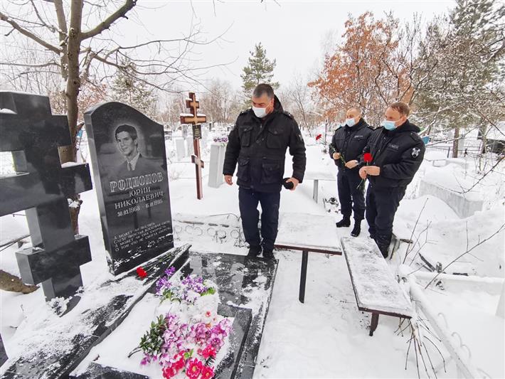 Саратовские росгвардейцы почтили память сослуживца, погибшего при исполнении служебного долга