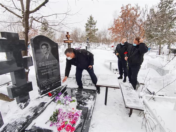 Саратовские росгвардейцы почтили память сослуживца, погибшего при исполнении служебного долга