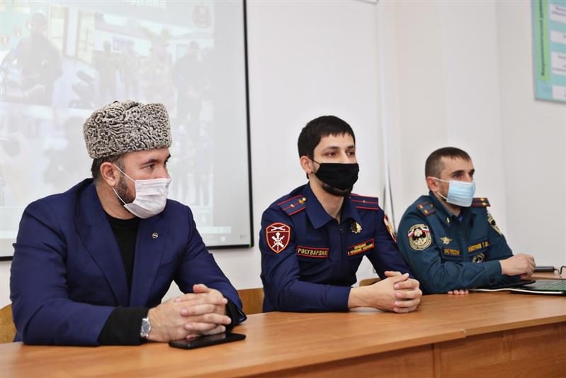 В Грозном руководители пресс-служб Росгвардии и МЧС провели встречу с будущими журналистами