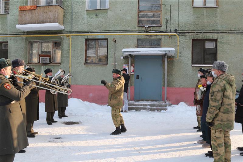 Военнослужащие саровской дивизии Росгвардии поздравили ветерана Великой Отечественной войны Виктора Ваганова с 96-летием
