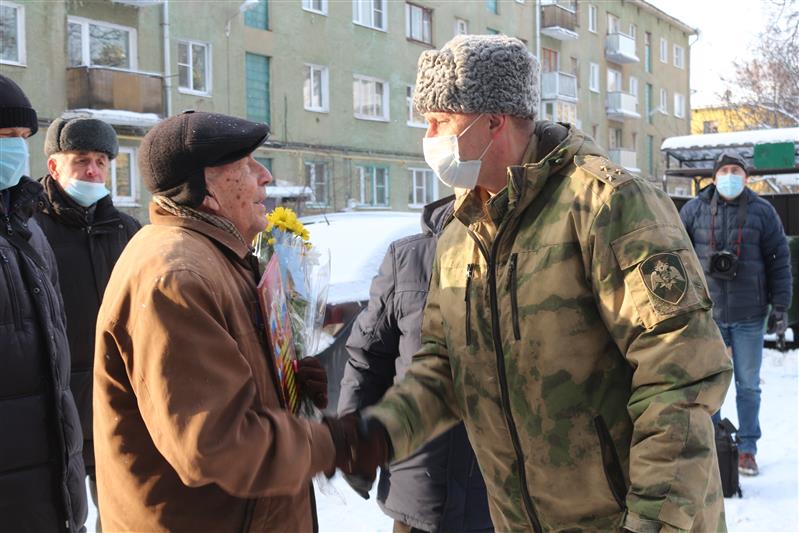 Военнослужащие саровской дивизии Росгвардии поздравили ветерана Великой Отечественной войны Виктора Ваганова с 96-летием