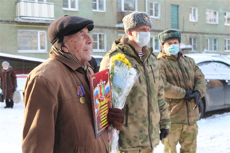 Военнослужащие саровской дивизии Росгвардии поздравили ветерана Великой Отечественной войны Виктора Ваганова с 96-летием