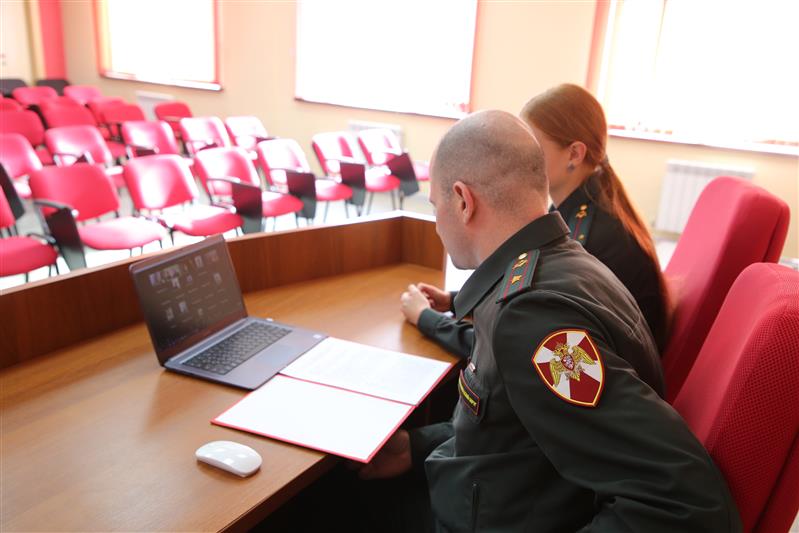 В Пятигорске офицеры Росгвардии провели тематическое занятие со студентами