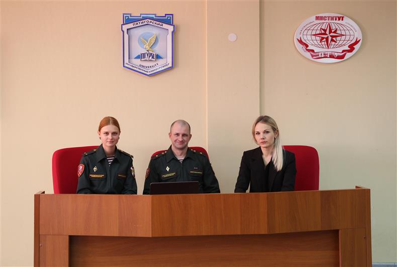 В Пятигорске офицеры Росгвардии провели тематическое занятие со студентами