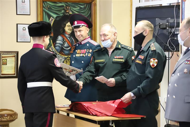 Кадеты профильного класса Росгвардии приняли торжественную клятву