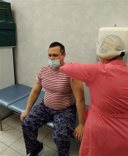 В Уральском округе Росгвардии стартовала вакцинация личного состава от коронавирусной инфекции