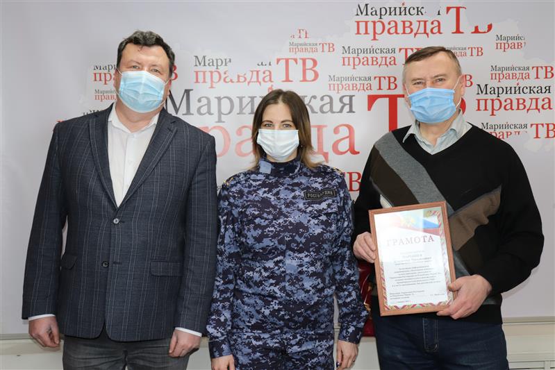 В Марий Эл росгвардейцы поздравили журналистов с Днем российской печати