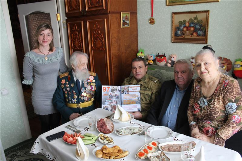 Саратовские росгвардейцы поздравили ветерана Великой Отечественной войны Ивана Ивановича Ершова с 97-летием