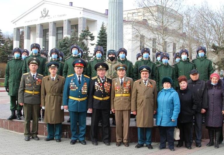 Военнослужащие керченской отельной бригады особого назначения Росгвардии почтили память защитников и жителей блокадного Ленинграда