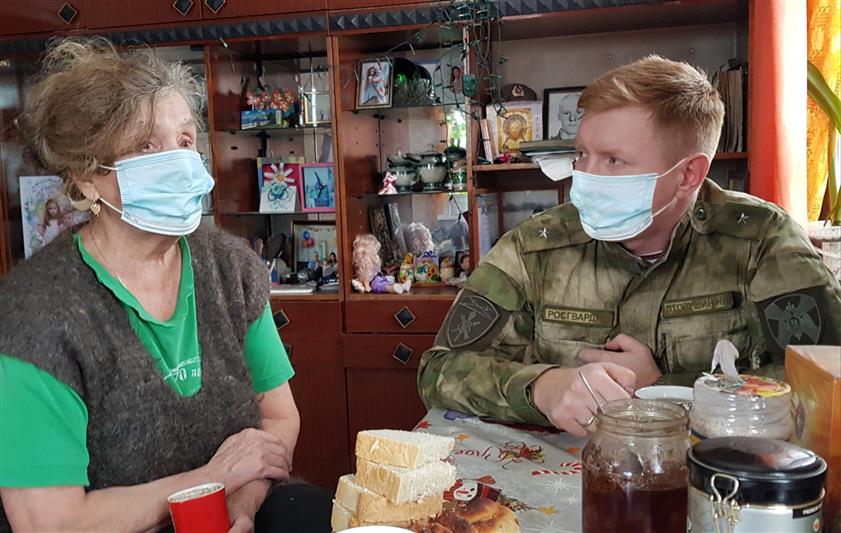 В Зауралье сотрудники Росгвардии навестили родителей воина правопорядка, погибшего при исполнении служебного долга