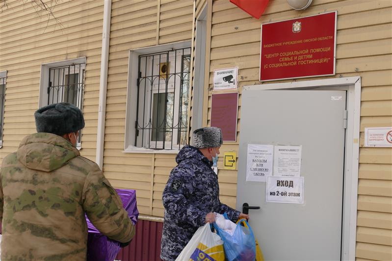В Омске росгвардейцы присоединились к благотворительной акции в центре социальной помощи семье и детям