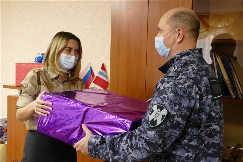 В Омске росгвардейцы присоединились к благотворительной акции в центре социальной помощи семье и детям