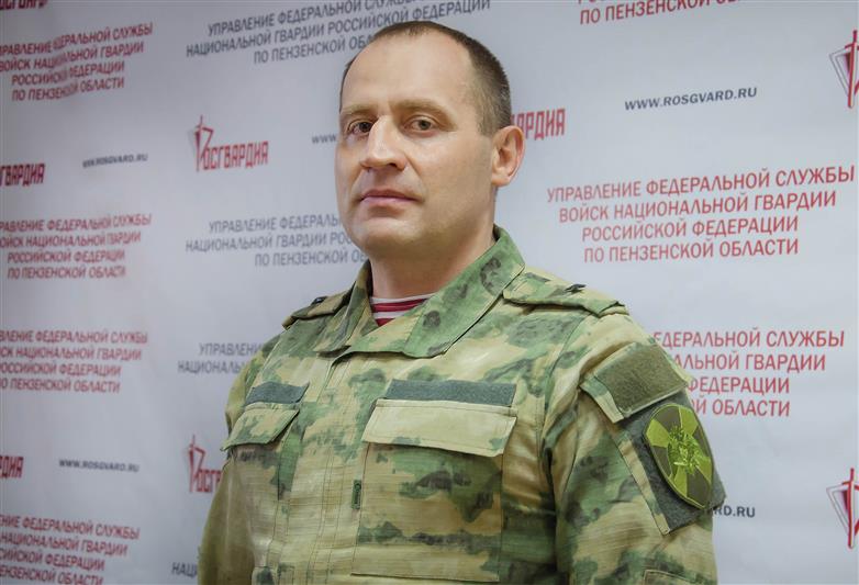 В Пензенской области росгвардеец помог попавшей в ДТП девушке