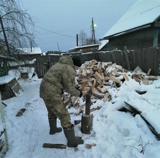 В Иркутской области военнослужащие Росгвардии продолжают оказывать помощь одиноким пожилым людям