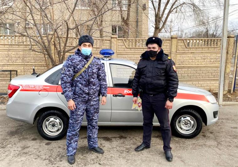 Росгвардейцы оказали помощь жителю Астрахани, который внезапно потерял сознание на улице