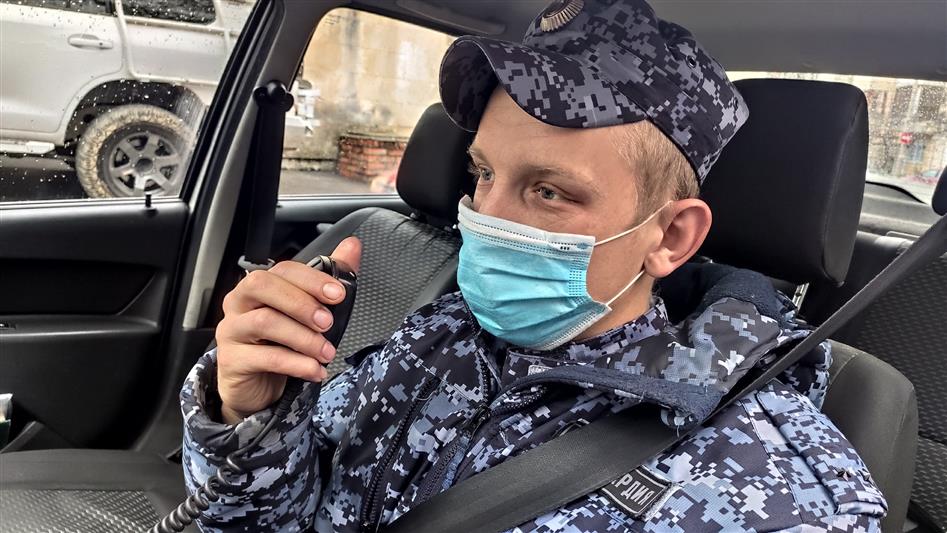 Росгвардейцы задержали нетрезвого дебошира, повредившего несколько  припаркованных автомобилей в Севастополе